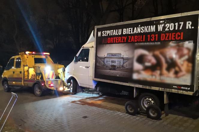 Antyaborcyjna furgonetka musi odjechać sprzed krakowskiego Szpitala im. Narutowicza