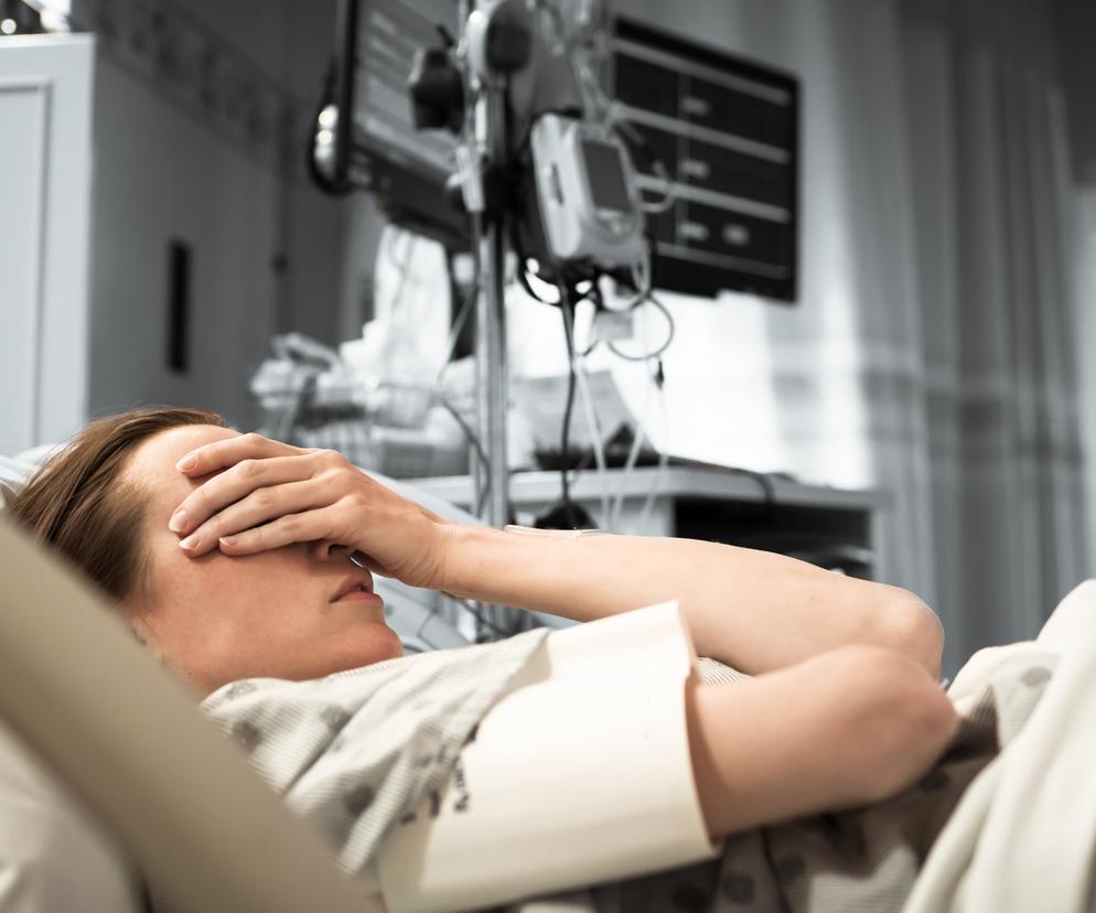 Przez trzy dni na SOR leżała w brudnym ubraniu i bez kąpieli. Majtek też nie ma, są pampersy. Wzięła pampersa