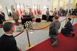 Trumny Lecha i Marii Kaczyńskich wystawione w Pałacu Prezydenckim (ZDJĘCIA!)