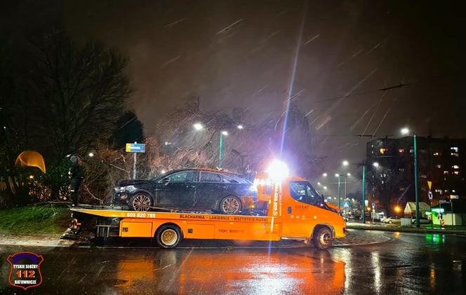 36-latek osobówką wjechał na wyspę ronda. Trafił do szpitala