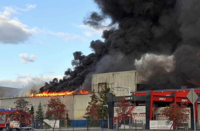 Pożar składowiska odpadów. Płonie też hala. Trwa walka o opanowanie ognia