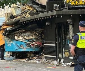 Dramat w centrum miasta. Tramwaj się wykoleił i wjechał w pizzerię! Osiem osób rannych