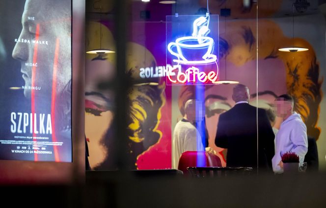 Artur Szpilka na sushi z najbliższymi po premierze filmu "Szpilka"