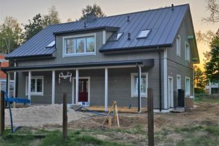 Prefabrykowany dom w Warszawie już z drewnianą okładziną ścian - trwają prace wykończeniowe