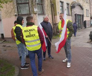 Rolnicy z Warmii i Mazur pod biurem posła Lewicy