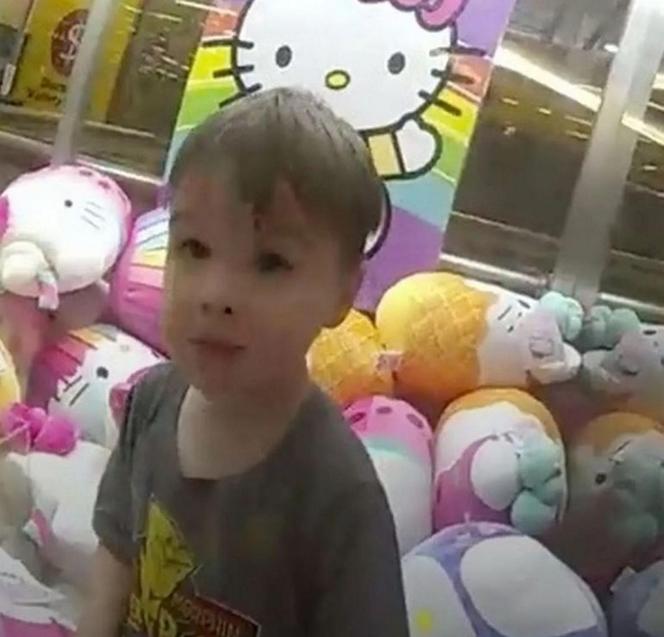 3-latek utknął w automacie zabawkami! Rodzice są zachwyceni