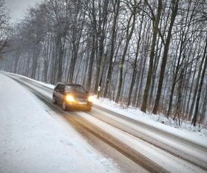 Atak zimy w Tarnowie i regionie. Trudne warunki na drogach 