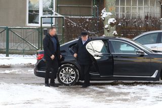 Lech Wałęsa ślizga się na chodniku w drodze do kościoła