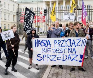 Lokatorzy z Osiedla Przyjaźń protestowali przed ratuszem: Chcemy umów z miastem, nie wysiedleń!