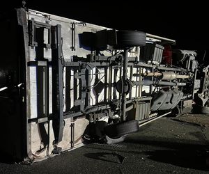 Wypadek na autostradzie A1. Dachował dostawczak