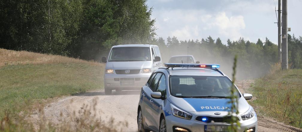 Policja eskortuje ciało Piotra Woźniaka - Staraka