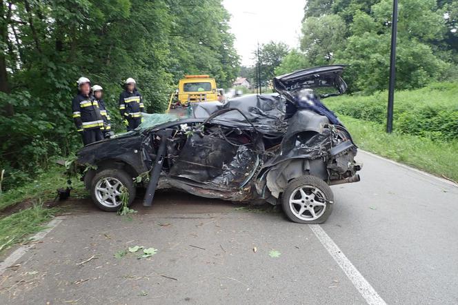 Roztrzaskane Audi A3. Dwie osoby jadące autem w ciężkim stanie