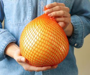 Omijasz w sklepie ten dziwnie zapakowany owoc? Od teraz będziesz jeść pomelo częściej 