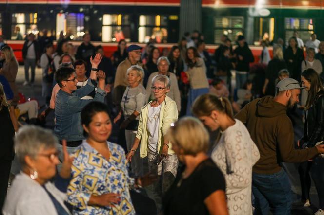 Roztańczony Wyspiański: Tłum szalał na placu przed Teatrem Śląskim w sercu Katowic