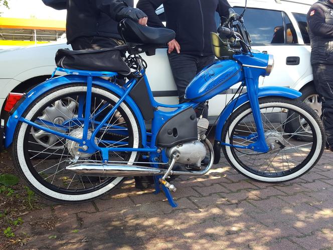 Fani starych polskich motorowerów z Bzyk Raider ze Swarzędza zrobili sobie postój w Lesznie
