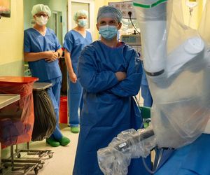 Sztuczna inteligencja przeprowadza operacje.