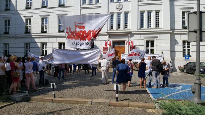 Protest budżetówki z Solidarności w Bydgoszczy [ZDJĘCIA]