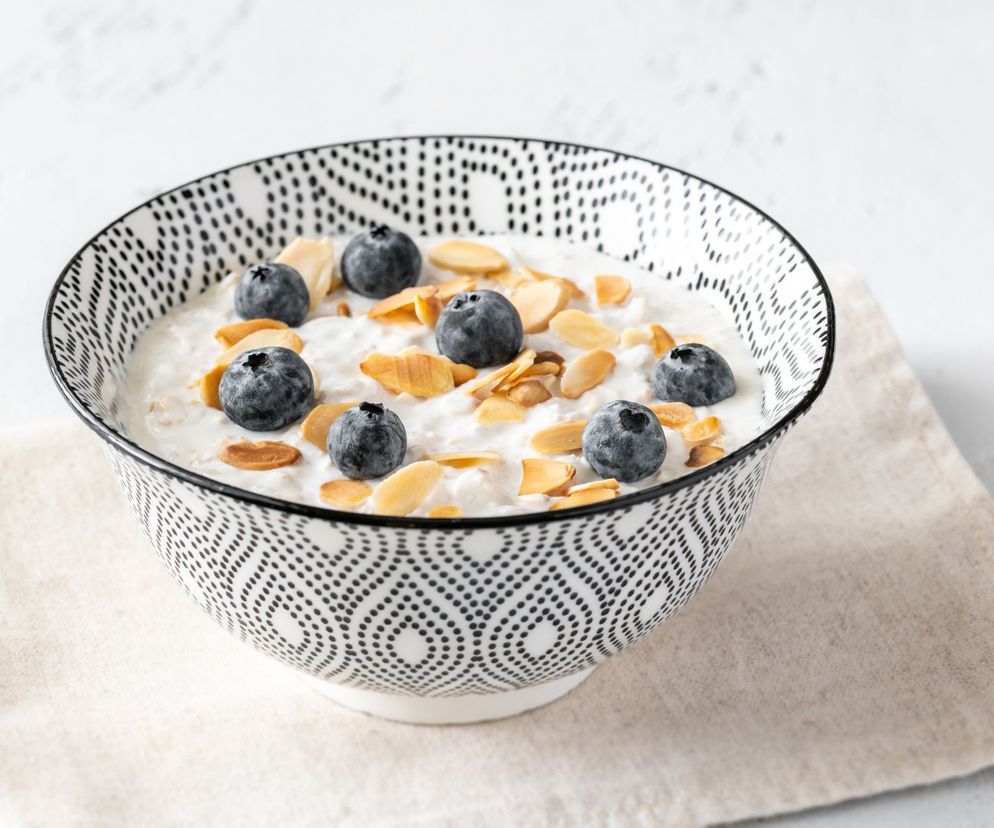 nocna jaglanka z chia i owocami