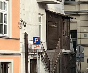 Blaszany płot z centrum miasta zmienił się w atrakcję turystyczną