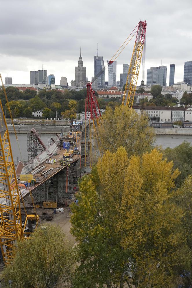 Nowy most pieszo-rowerowy w Warszawie połączył brzegi Wisły