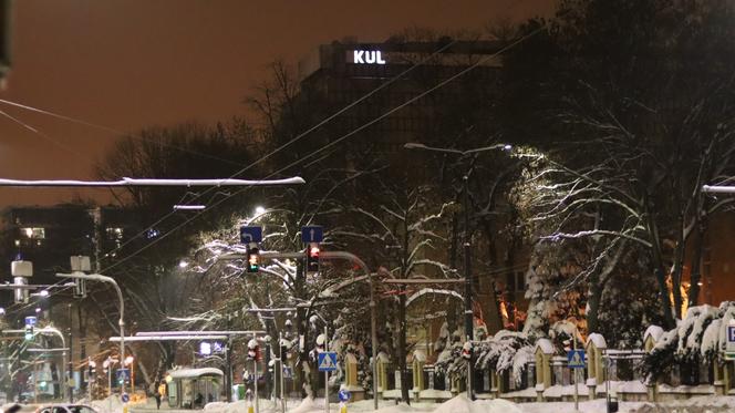 Lublin wieczorową porą. W mieście świąteczne ozdoby i hałdy śniegu. Zobacz zdjęcia!