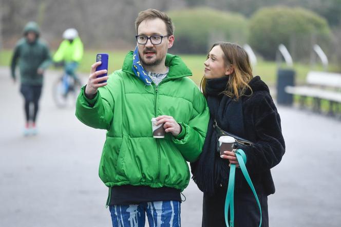 Mariusz Kozak z Gogglebox. Przed telewizorem weźmie ślub?! To wideo mówi wszystko