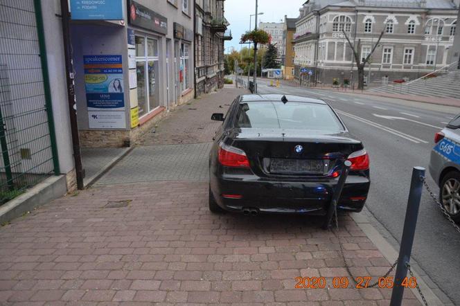 Tarnów. Pijany kierowca ściął słupki na ul. Mickiewicza. Policja odwiedziła go w domu