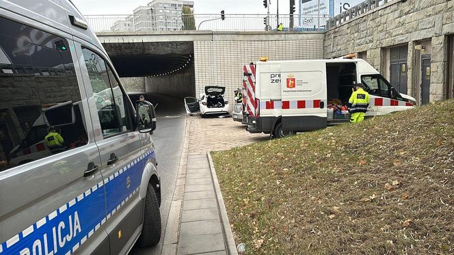 Śmiertelny wypadek w centrum Warszawy. Kierowca wjechał w ścianę tunelu