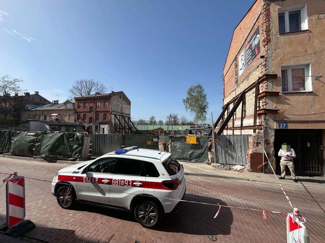 Katastrofa budowlana w Wołominie. Runęła część kamienicy. Koparka pod gruzami!