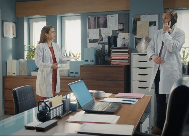 M jak miłość, odcinek 1850. Olek (Maurycy Popiel), Aneta (Ilona Janyst)