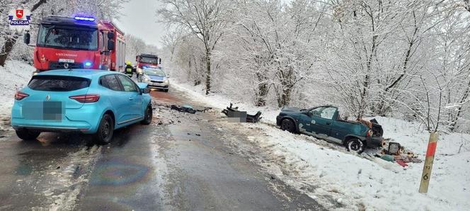 Lubelskie. Tragiczny wypadek. Opel zderzył się z renault. Kobieta zmarła w szpitalu