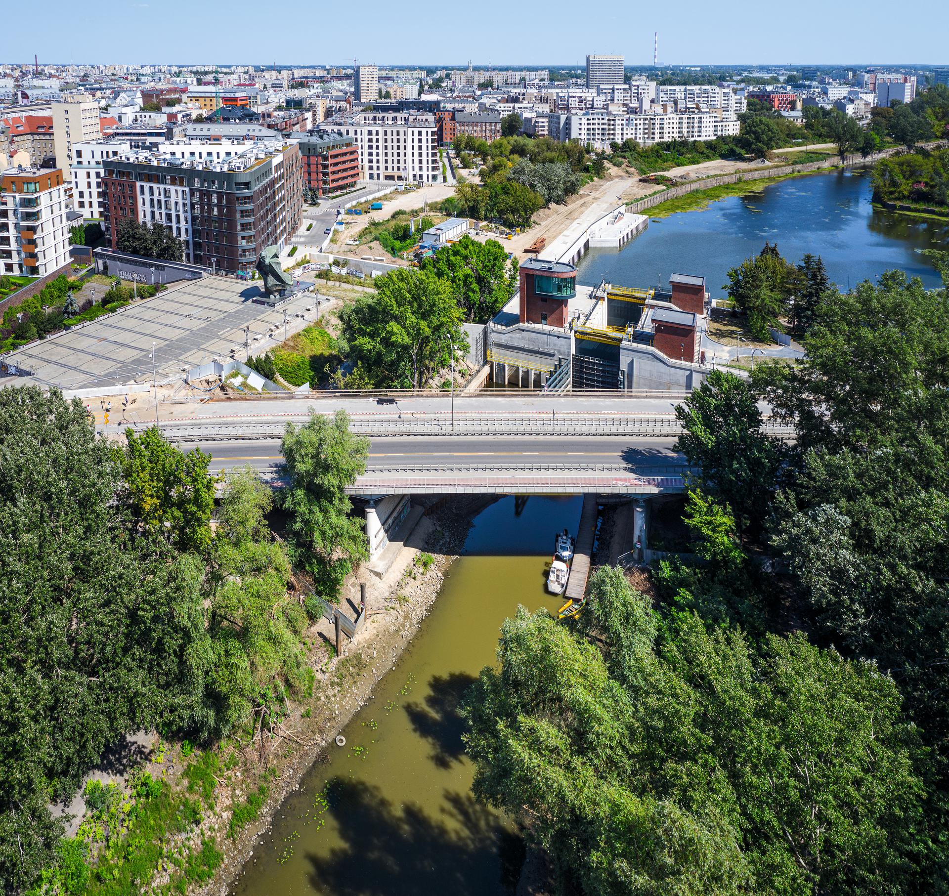 Brama przeciwpowodziowa ze śluzą u wejścia do Portu Praskiego w Warszawie, projekt budowlany: Bimor, projekt wykonawczy: Hydroinvest, 2017-2020