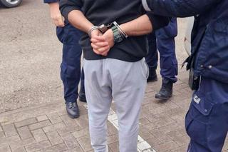 Stłuczka przerodziła się w sceny z filmu. Naćpany kierowca Bolta w kajdankach, jego koledzy uciekli