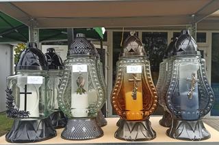 Przykładowe ceny zniczy przy cmentarzu na Majdanku w Lublinie