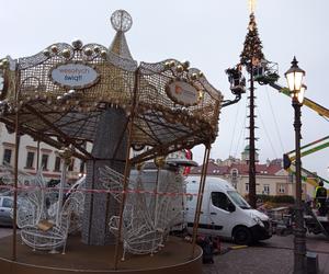 Trwa montaż świątecznej choinki na Rynku w Rzeszowie