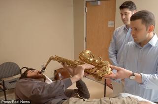 Grał na saksofonie, gdy operowali mu mózg