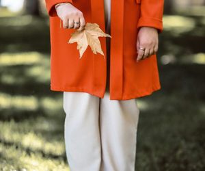 Jesienna garderoba minimalistki. Co warto mieć w szafie, by wyglądać stylowo?