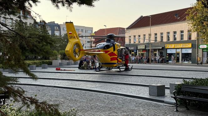 Mężczyzna nagle zasłabł i upadł. Ratownicy stoczyli heroiczną walkę o jego życie