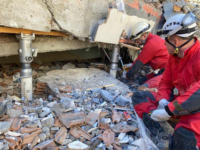 Polscy ratownicy nagrali, jak wygląda ich praca w Turcji. Ten widok zostanie im przed oczami do końca życia. "Nikomu nie życzymy"