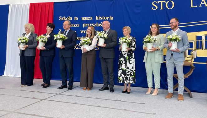 Pierwsza Dama uczciła z uczniami 100 lat od nadania imienia Stefana Batorego Szkole Podstawowej w Liwie