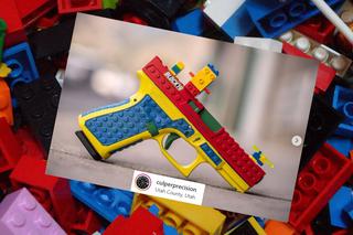 Prawdziwy pistolet imituje klocki LEGO - producent kultowej zabawki oburzony!