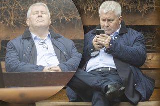 Przyłapaliśmy polityka PiS w dziwnym miejscu! Aż musiał odłożyć telefon...