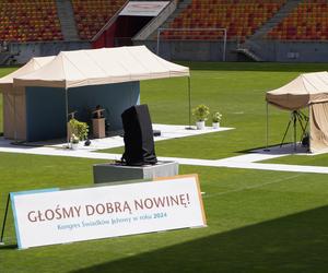 Kongres Świadków Jehowy Białystok 2024. Tłumy wiernych na Stadionie Miejskim