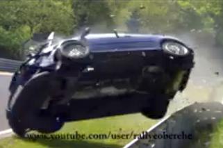 Roztrzaskał Volkswagena Golfa GTI - WIDEO