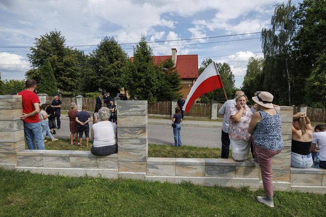 Karol i Marta Nawroccy na obiedzie u rodziny spod Kolbuszowej, na stole same smakołyki