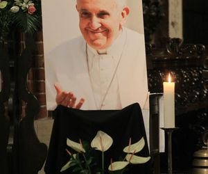 Msza święta w Warszawie za zmarłego papieża Franciszka. Archidiecezja warszawska podała nową datę