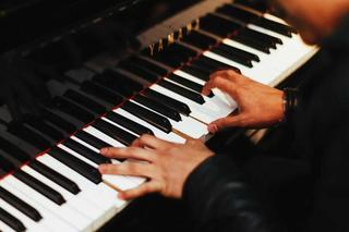 Ile na świecie jest stroicieli fortepianu?