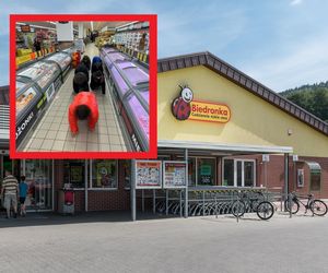Polacy rozpoczęli szokujący trend na TikToku. Pełzająca młodzież sieje terror w Biedronce [WIDEO]