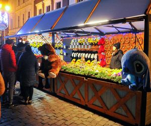 Toruński Jarmark Bożonarodzeniowy 2024. Zdjęcia z pierwszego dnia. Tak wyglądała parada ze św. Mikołajem