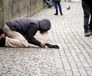 Przywieźli go z zagranicy i zmuszali do żebrania pod marketami! W Polsce zrobili z niego niewolnika!